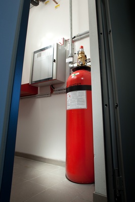 Halocarbon extinguishing systems without residue